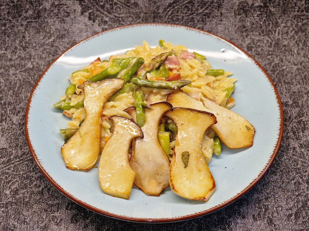Orzo mit Spargel und gebratenen Kräuterseitlingen