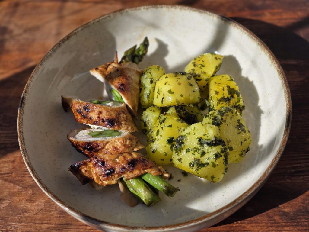Gefüllte Putenröllchen mit grünem Spargel – Frühlingsrezept!